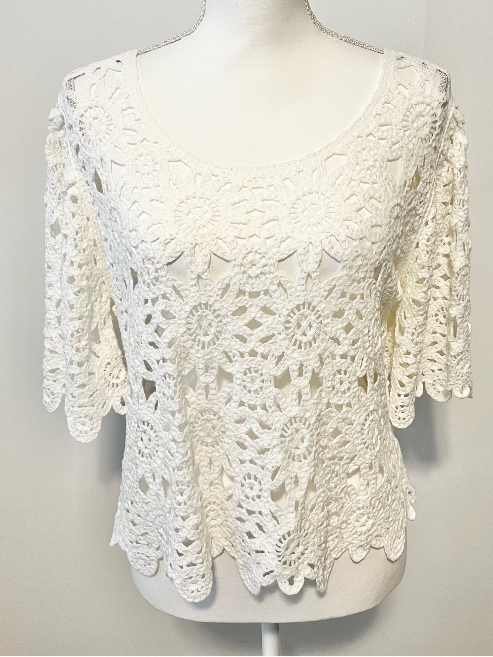 Solitaire White Crochet Sweater Top. Short Flowing Sleeves, Scallop Detail. Sz M
